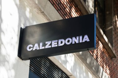 VALENCIA, İspanya - 01 Aralık 2021 Calzedonia mayo, tayt ve tayt satan İtalyan moda markası.
