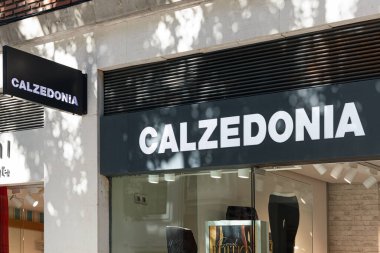 VALENCIA, İspanya - 01 Aralık 2021 Calzedonia mayo, tayt ve tayt satan İtalyan moda markası.