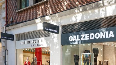 VALENCIA, İspanya - 01 Aralık 2021 Calzedonia mayo, tayt ve tayt satan İtalyan moda markası.