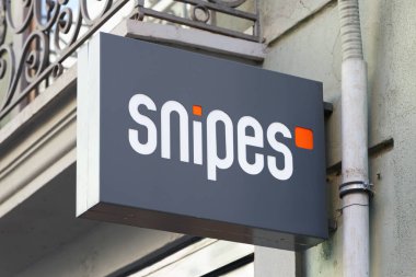 VALENCIA, İspanya - 01 Aralık 2021 Snipes Avrupa 'nın en büyük spor ayakkabı ve sokak giyim perakendecilerinden biridir.