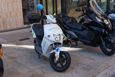 VALENCIA, İSPA - 05 Aralık 2021 Elektrikli motosiklet paylaşım sistemi. eCooltra Şirketi
