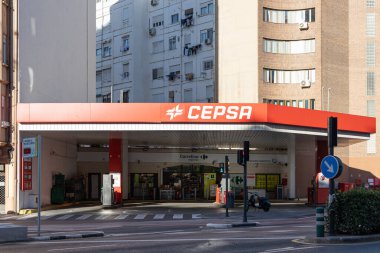 VALENCIA, İspanya - 09 Aralık 2021 Cepsa, İspanya 'nın çok uluslu petrol ve doğalgaz şirketi.