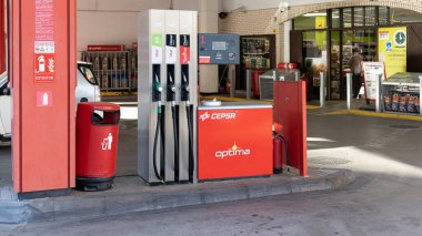 VALENCIA, İspanya - 09 Aralık 2021 Cepsa, İspanya 'nın çok uluslu petrol ve doğalgaz şirketi.