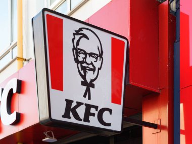 VALENCIA, İSPA - 09 Aralık 2021 KFC kızarmış tavuk üzerine uzmanlaşmış bir Amerikan fast food restoran zinciri.
