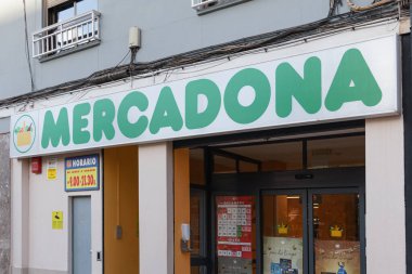 VALENCIA, İspanya - 09 Aralık 2021 Valencia, İspanya 'daki Mercadona süpermarketi. Mercadona bir İspanyol süpermarket zinciri, ülkenin lideri.