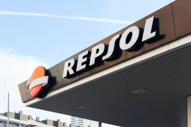 VALENCIA, İspanya - 09 Aralık 2021 Repsol, Madrid merkezli bir İspanyol enerji ve petrokimya şirketidir.
