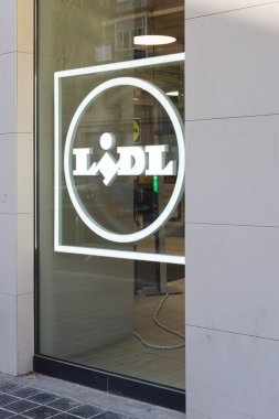 VALENCIA, İspanya - 09 Aralık 2021: Lidl, Almanya 'nın Avrupa ve ABD' de faaliyet gösteren uluslararası indirimli perakende satış zinciri.