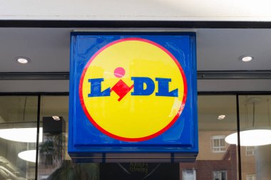 VALENCIA, İspanya - 09 Aralık 2021: Lidl, Almanya 'nın Avrupa ve ABD' de faaliyet gösteren uluslararası indirimli perakende satış zinciri.