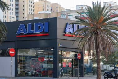 VALENCIA, İspanya - 09 Aralık 2021: Aldi 10.000 'den fazla mağazası olan indirimli bir süpermarket zinciri.