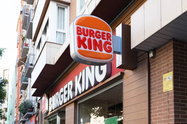 VALENCIA, İSPA - 09 Aralık 2021: Burger King, Amerika Birleşik Devletleri 'nin çok uluslu fast food restoranlar zinciri.
