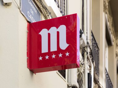 VALENCIA, İspanya - 09 Aralık 2021: Mahou 1890 'da Madrid' de kurulan İspanyol bira fabrikası.