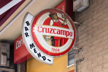VALENCIA, İspanya - 09 Aralık 2021 Cruzcampo bir İspanyol bira fabrikası. Heineken şirketinin bir parçası.