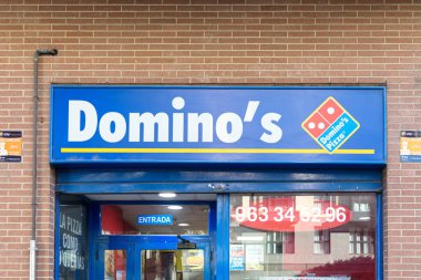 VALENCIA, İSPA - 09 Aralık 2021: Domino 's pizza çok uluslu bir pizza zinciri.