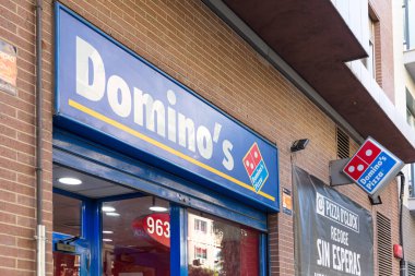 VALENCIA, İSPA - 09 Aralık 2021: Domino 's pizza çok uluslu bir pizza zinciri.