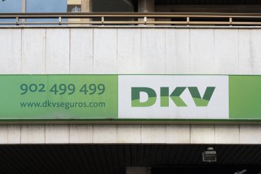 VALENCIA, İspanya - 20 Aralık 2021: DKV, Avrupa 'nın en büyük sigorta gruplarından biri olan ERGO Group' a aittir