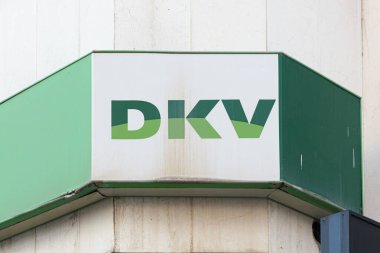 VALENCIA, İspanya - 20 Aralık 2021: DKV, Avrupa 'nın en büyük sigorta gruplarından biri olan ERGO Group' a aittir