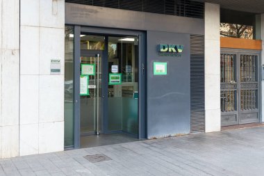 VALENCIA, İspanya - 20 Aralık 2021: DKV, Avrupa 'nın en büyük sigorta gruplarından biri olan ERGO Group' a aittir