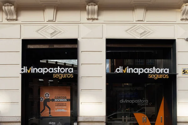 VALENCIA, İSPA - 20 Aralık 2021: Divina Pastora İspanyol sigorta şirketi.