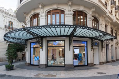 VALENCIA, İspanya - 20 Aralık 2021: Movistar, Telefica 'ya ait büyük bir telekomünikasyon sağlayıcısı