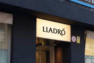 VALENCIA, İspanya - 15 Aralık 2021 Lladro, dekoratif heykeller ve porselen heykeller üreten bir İspanyol şirketidir.