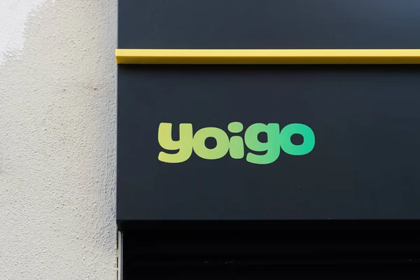 VALENCIA, İspanya - 20 ARALIK 2021: Yoigo İspanya 'da mobil ağ operatörü