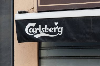 VALENCIA, İspanya - 26 Aralık 2021 Carlsberg Danimarkalı çokuluslu bira üreticisi.
