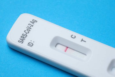 Mavi arkaplanda negatif antijen hızlı testi