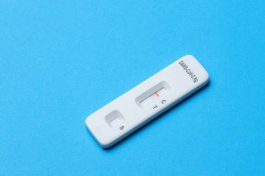 Mavi arkaplanda negatif antijen hızlı testi