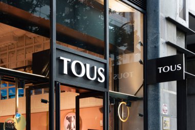 VALENCIA, İSPA - 3 Ocak 2022 Tous İspanyol mücevher, aksesuar ve moda perakendecisi.