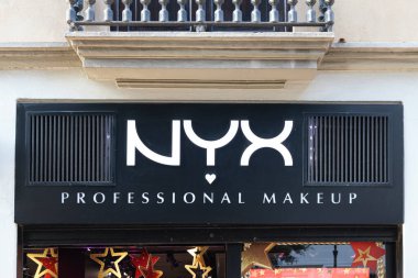 VALENCIA, İSPA - 3 Ocak 2022 New York, ABD 'li kozmetik şirketi, L' Oreal 'in yan kuruluşu.
