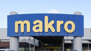 VALENCIA, İSPA - 13 Ocak 2022: Makro, yiyecek ve yiyecek olmayan ürünler satan uluslararası bir depo kulübü.