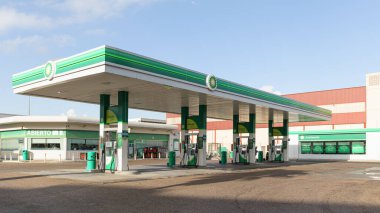 VALENCIA, İspanya - 13 Ocak 2022 BP British Petroleum, İngiltere merkezli çok uluslu bir petrol ve gaz şirketidir.
