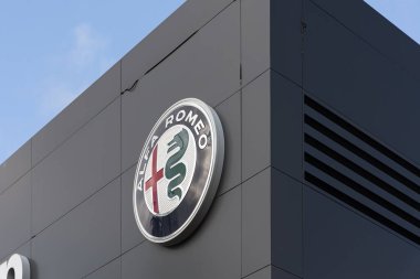 VALENCIA, İSPA - 13 Ocak 2022: Alfa Romeo, Stellantis 'in yan kuruluşu ve birinci sınıf İtalyan otomobil üreticisi.