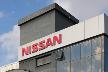 VALENCIA, İspanya - 13 Ocak 2022 Nissan, Japon çokuluslu otomobil üreticisi.
