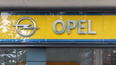 VALENCIA, İspanya - 13 Ocak 2022 Opel, Stellantis 'in yan kuruluşu olan Alman otomobil üreticisi.