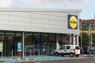 VALENCIA, İspanya - 13 Ocak 2022: Lidl, Almanya 'nın Avrupa ve ABD' de faaliyet gösteren uluslararası indirimli perakende satış zinciri.