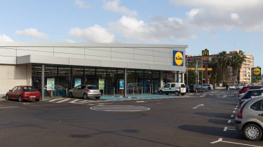 VALENCIA, İspanya - 13 Ocak 2022: Lidl, Almanya 'nın Avrupa ve ABD' de faaliyet gösteren uluslararası indirimli perakende satış zinciri.