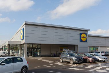 VALENCIA, İspanya - 13 Ocak 2022: Lidl, Almanya 'nın Avrupa ve ABD' de faaliyet gösteren uluslararası indirimli perakende satış zinciri.