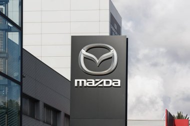 VALENCIA, İspanya - 13 Ocak 2022 Mazda, Japon çokuluslu otomobil üreticisi.
