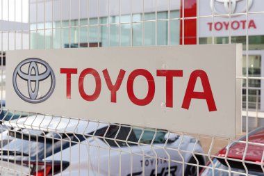 VALENCIA, İSPA - 13 Ocak 2022: Toyota, Japon çokuluslu otomobil üreticisi.