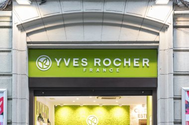 VALENCIA, İspanya - 24 Ocak 2022 Yves Rocher dünya çapında kozmetik ve güzellik markası.