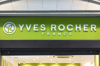 VALENCIA, İspanya - 24 Ocak 2022 Yves Rocher dünya çapında kozmetik ve güzellik markası.
