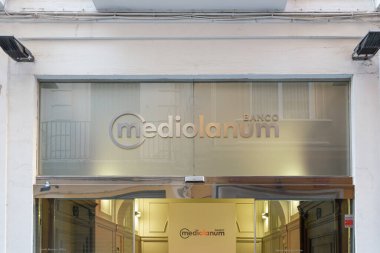 VALENCIA, İspanya - 27 Ocak 2022: Banco Mediolanum, İspanyol finans hizmetleri şirketi.