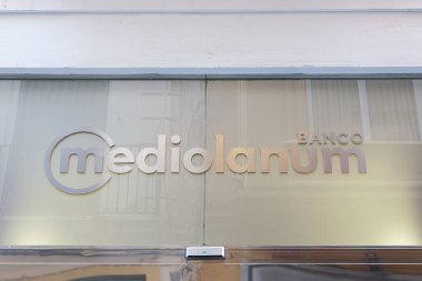 VALENCIA, İspanya - 27 Ocak 2022: Banco Mediolanum, İspanyol finans hizmetleri şirketi.
