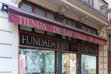 VALENCIA, İspanya - 27 Ocak 2022: La Tienda de las Ollas de Hierro Valencia 'daki en eski mağazadır