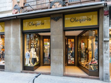 VALENCIA, İspanya - 27 Ocak 2022 Olegario geleneksel bir erkek giyim mağazası