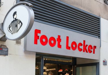 VALENCIA, İspanya - 31 Ocak 2022: Foot Locker, ABD 'li spor giyim ve ayakkabı perakendecisi.