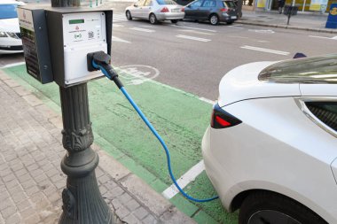 VALENCIA, İSPAIN - Şubat 02, 2022: Tesla vagonu şarj istasyonunda, Valencia Belediyesi işbirliğiyle Iberdrola tarafından destekleniyor.