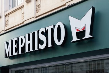 VALENCIA, İspanya - Şubat 02, 2022 Mephisto ünlü bir şehir ve gündelik ayakkabı şirketidir.