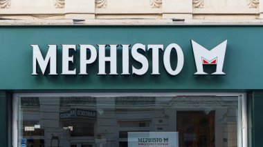 VALENCIA, İspanya - Şubat 02, 2022 Mephisto ünlü bir şehir ve gündelik ayakkabı şirketidir.